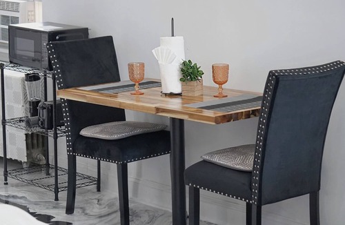 South Baltimore Apartment | Modern Fed Hill studio: steps to pubs/city vibes!