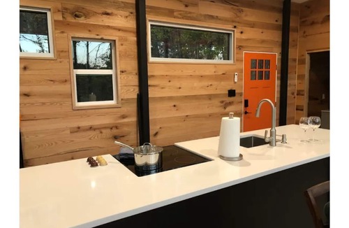 Fort Valley Apartment | Modern Glass Retreat -All the modern amenities in a secluded forest setting