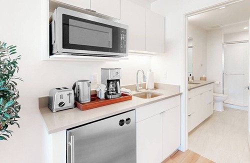 Fraser Condo | Modern ground-floor studio with mountain view, kitchenette & parking