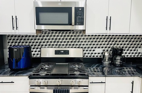 North Lawndale House | MODERN HOME: 4BD & 3 FULL BATHS, WFH Setup, Public Transit, 15 Mins to Downtown!