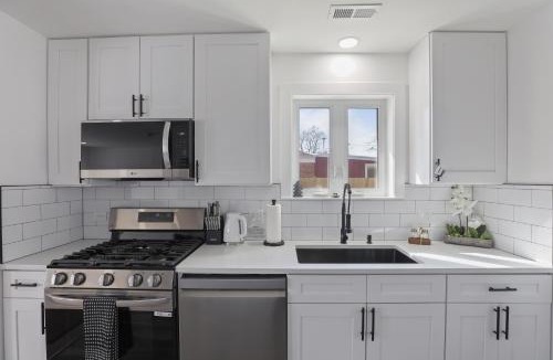 Des Plaines House | Modern Home Near Rosemont Allstate Arena O'Hare home