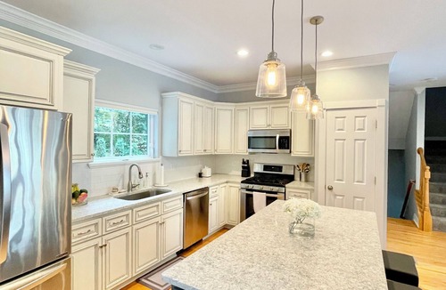 Clifton House | Modern House in Clifton Gaslight - 3 BR 3BA with Walkable Shops and Restaurants