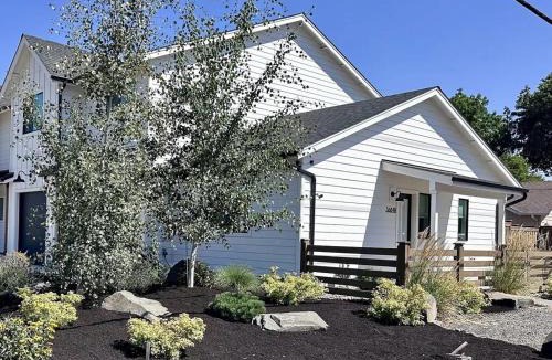 Western House | Modern King Retreat Fireplace Near Autzen