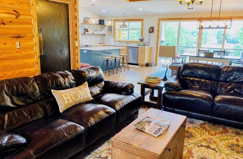 Huddleston Cabin | Modern Lakeside Cabin. Deep Water! Pet friendly!