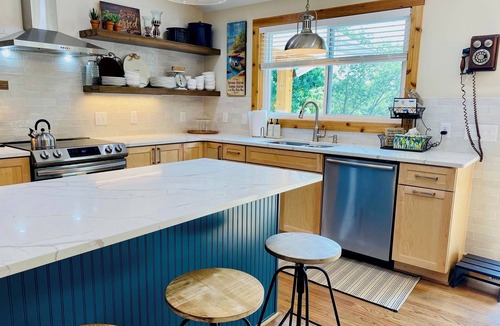 Huddleston Cabin | Modern Lakeside Cabin. Deep Water! Pet friendly!