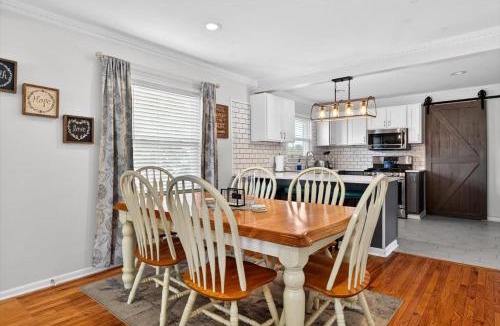 Kenwood Hill House | Modern Louisville home w private yard & home gym