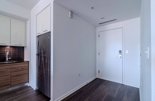 Tysons Apartment | Modern Luxury Full 1Bedroom Apartment. Pool, Gym & Mall, Metro, & Restaurants