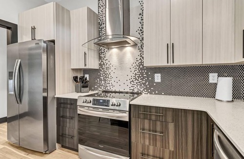 Greer House | Modern Mill House -Luxury Stay with outdoor living -Walk downtown Greer