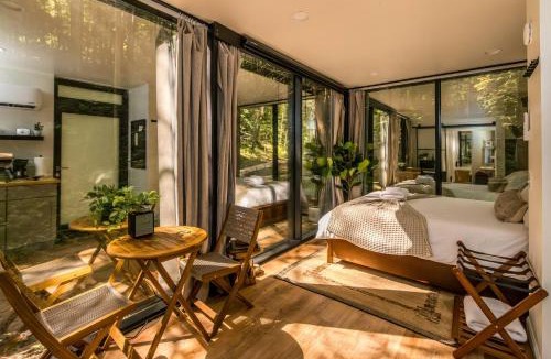 Campton House | Modern Mirror Home w/Hot-tub - “Glass House” #1