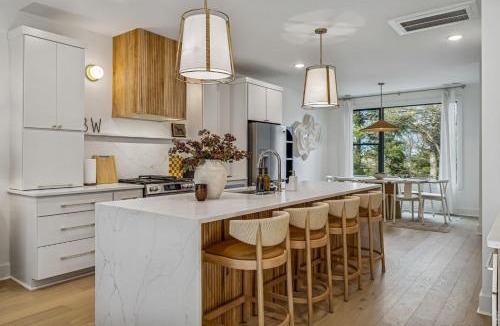 Hurwood Heights Apartment | Modern Multi-Level Retreat with Rooftop Hot Tub