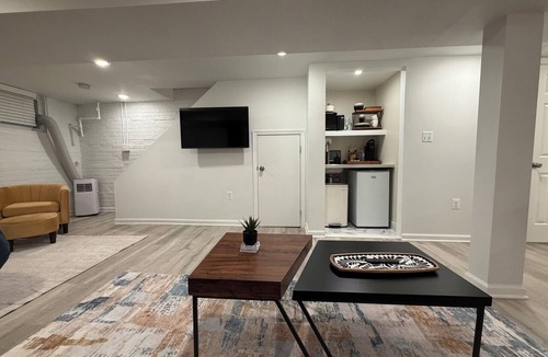 Kingman Park Apartment | Modern Private Suite Near Capitol Hill & RFK. private entrance