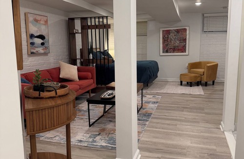 Kingman Park Apartment | Modern Private Suite Near Capitol Hill & RFK. private entrance