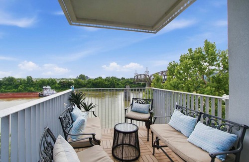 North Capitol Condo | Modern river-view condo with balcony & WiFi - walk to downtown & attractions