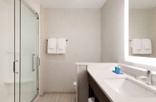 Roselawn Finance Hotel | Modern Room Close to Cincinnati Zoo, Botanical Garden, & Observatory Center