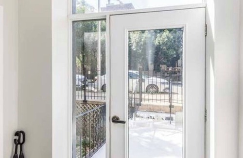 Wicker Park Apartment | Modern& Spacious 2BR with Garage Parking in Chicago's Prime Neighborhood