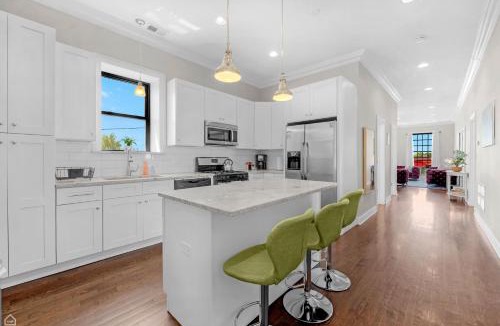 Heart of Chicago Apartment | Modern, Spacious 3br Apt Minutes To Downtown!