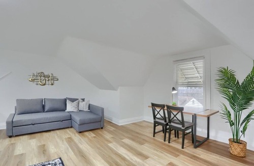 Pittsburgh House | Modern & Spacious 4BD House in Pittsburgh with Free Street Parking