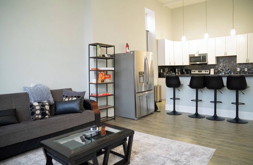 Downtown Baltimore Apartment | Modern Spacious Downtown 3Bedrms/3Baths Apt. w/parking- 5 mins from Penn Station