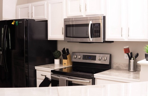 Davis Lake - Eastfield House | Modern & Spacious Townhome in University Area