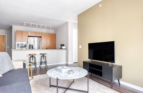 Streeterville Apartment | Modern Streeterville 2BR w/Pool & Gym, nr Riverwalk, by Blueground