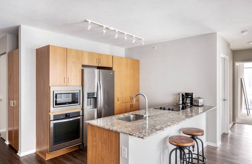 Streeterville Apartment | Modern Streeterville 2BR w/Pool & Gym, nr Riverwalk, by Blueground