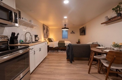 Grandview House | Modern Studio - Full Kitchen