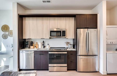 Pendleton Apartment | Modern Studio OTR Rooftop Gym Near Bars