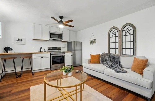 Roselawn Finance Apartment | Modern Studio W/Parking/Long-Term Ready