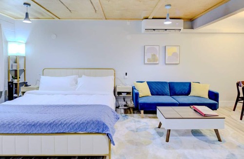 Downtown Memphis Apartment | Modern Studio with King Bed, Free Parking & Wi-Fi