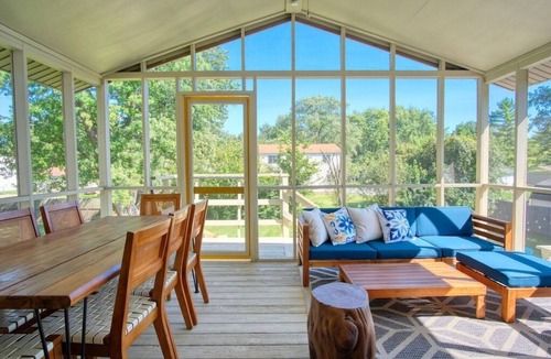 West Newton House | Modern-Sunroom-15min to DwnTwn-Grps-Kids-Firepit