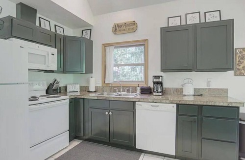 Rhododendron House | Modern ZigZag Basecamp - Hot Tub + Pups Welcome!
