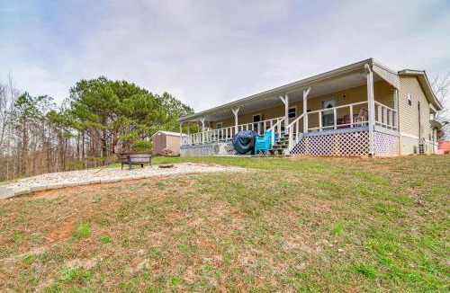Monticello House | Monticello Home w/Deck & Fire Pit < 1 Mi to Water