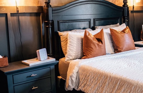 East Memphis Apartment | Moody Blues Studio Perfect for Work or Romance