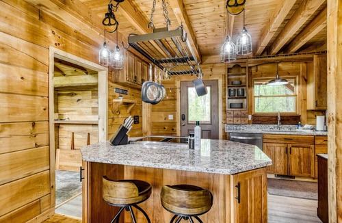 Sparta Cabin | Moonshine Cabin- beautiful Mountain views and minutes to downtown