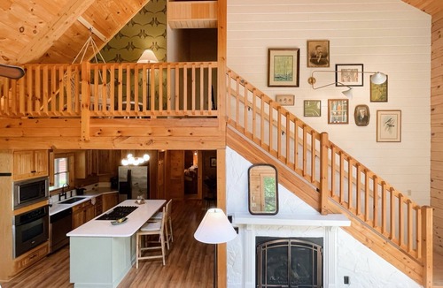 Altamont House | Mossy Falls - Bluff Views, Hot Tub & Waterfall
