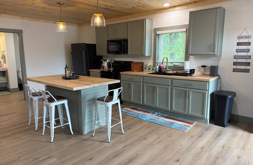 Nancy Apartment | Most Click-Worthy + All-Around Winner New Studio-Sunset Deck-Firepit-Near Marina