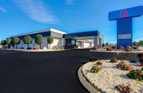 Burlington Hotel | Motel 6 Burlington