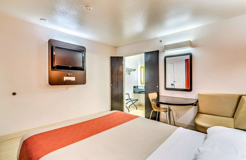 Pumphrey Hotel | Motel 6 Linthicum Heights, MD - BWI Airport