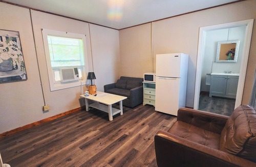 Isabella Hotel | Motel Room 2 with Bar & Grill and Laundromat