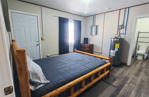 Isabella Hotel | Motel Room 2 with Bar & Grill and Laundromat