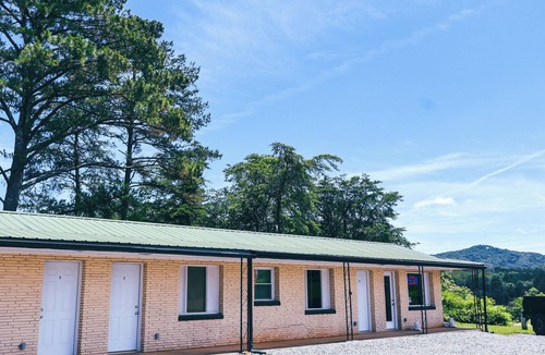 Isabella Apartment | Motel Room 5 with Bar & Grill and Laundromat