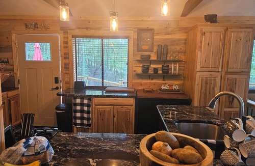 Murphy Cabin | Mountain cabin, gorgeous views! 15 Min to 2 Whitewater Rafting Rivers! feed deer