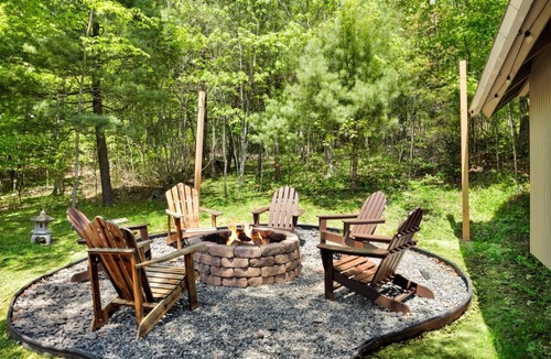 Mount Jackson Ski Chalet | Mountain cabin tub & fireplace near Bryce Resort