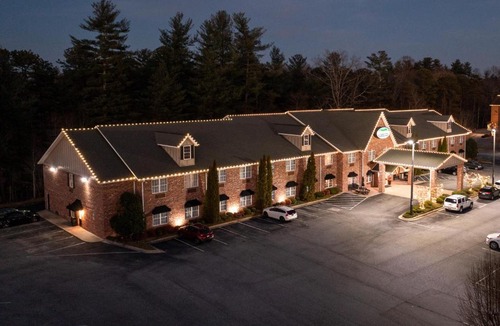 Flat Rock Hotel | Mountain Inn & Suites Flat Rock