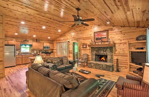 Helen Cabin | Mountain Laurel 2/2! Pool table! Firepit! Close to Helen.
