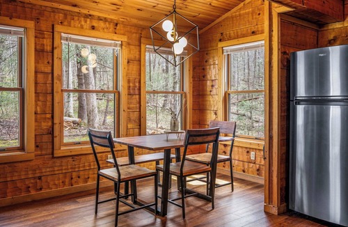 Townsend Cabin | Mountain-Modern Cabin w/BIG Jet Tub