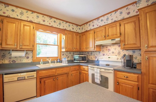 West Jefferson House | Mountain River Getaway | Steps Away from the Pristine New River | Dogs Welcome