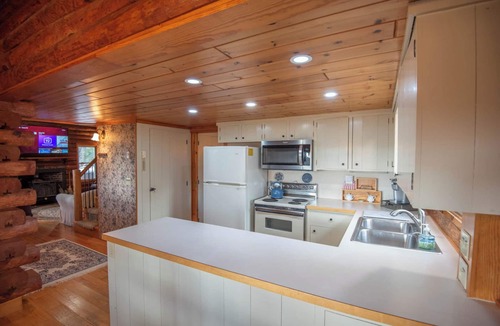 Lansing Cabin | Mountain Top Meadows | Explore 29 Private Acres | Soak in the Jacuzzi Hot Tub