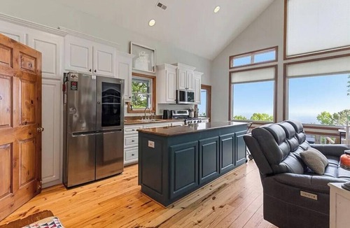 Cliff Ridge Colony House | Mountain-top retreat with breathtaking mountain & valley views. Pet Friendly.Dec