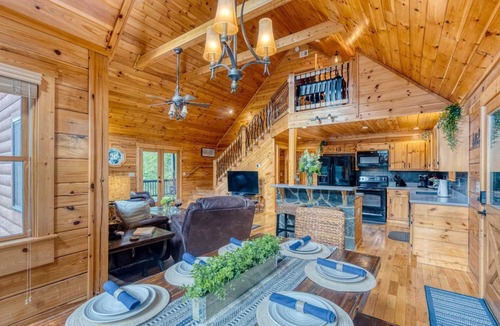 Mineral Bluff Cabin | Mountain View Cabin - Hot Tub - Fire Pit - Pool Table - Game Room